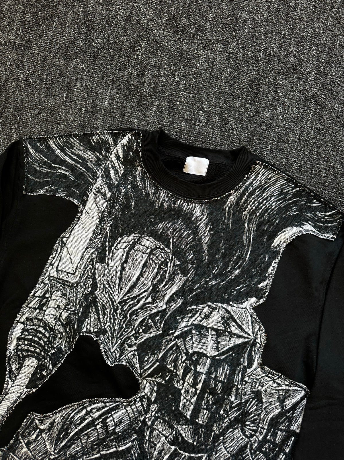 Berserk “Dark Guts” -fleecepaita, jossa pyöreä kaula-aukko
